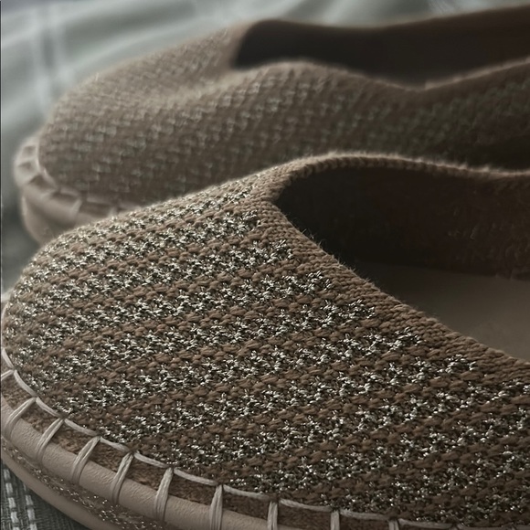 Rothy's Tan Ballet Flats Comfortable Versatile Design (NEVER WORN) - Picture 5 of 5